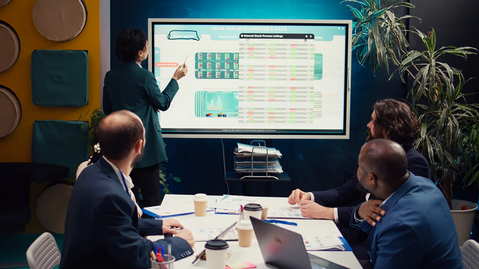 Como estruturar um funil de vendas B2B em 6 etapas 2 Equipe comercial revisando o pipeline de oportunidades em tela durante reunião