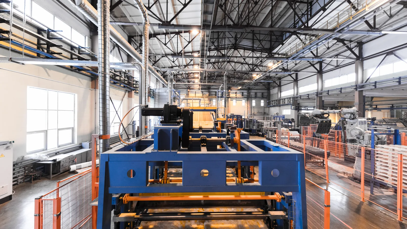 Principais indústrias em Joinville: setores e dados 2 Interior de fábrica com linha de produção e maquinário industrial